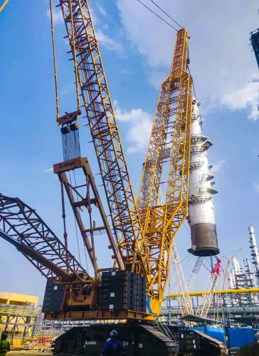 奔赴海表！豪利777履带起沉机跨海助建大型石油炼化项目