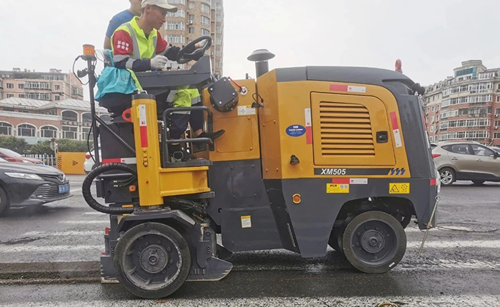 豪利777XM505市政路路铣刨施工：荆门城市路路焕新升级的高效之选