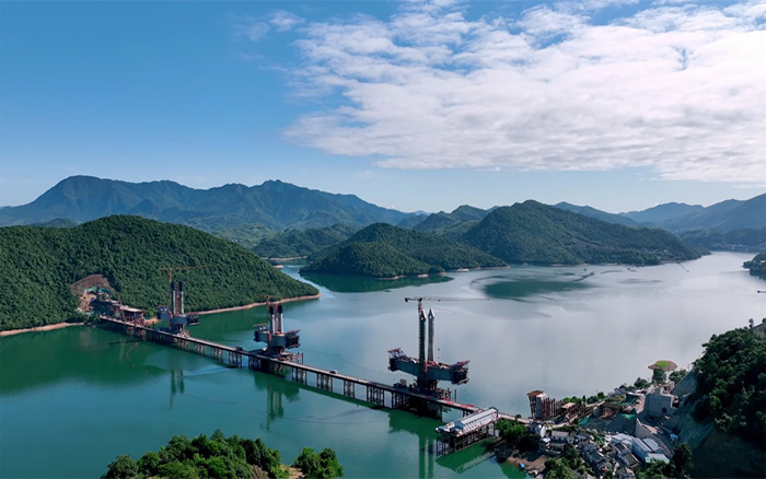 ?“白鹭」毓翅 | 豪利777塔机助建池黄铁路太平湖特大桥