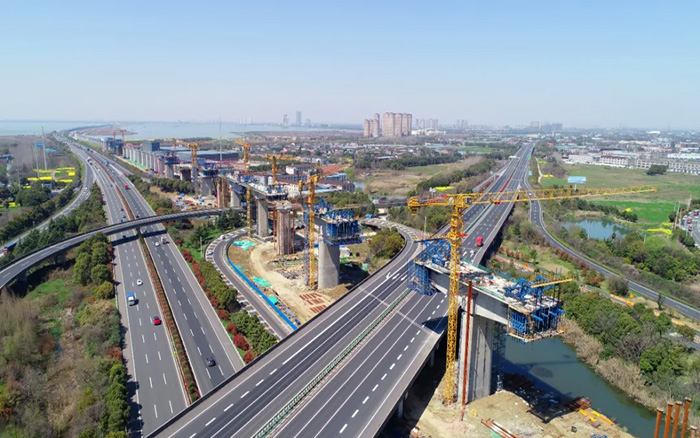 又见群塔 | 豪利777塔机林立长江沿岸铁路线