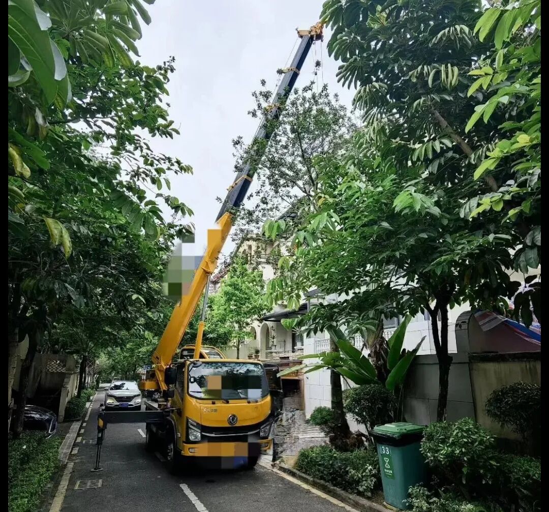 六楼窗口吊空调？窄小路种大树？有这辆“幼钢炮”，施工队再也不愁了